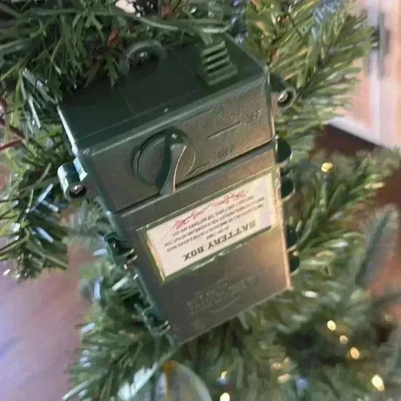 Frontgate Christmas garland pre-lit comes with battery pack 9 feet - Picture 7 of 11